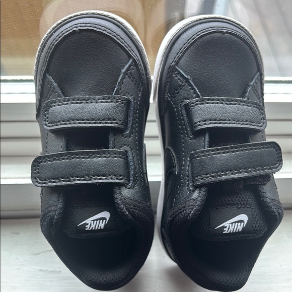 Nike Kids Black Sneakers NWOT - Picture 1 of 3